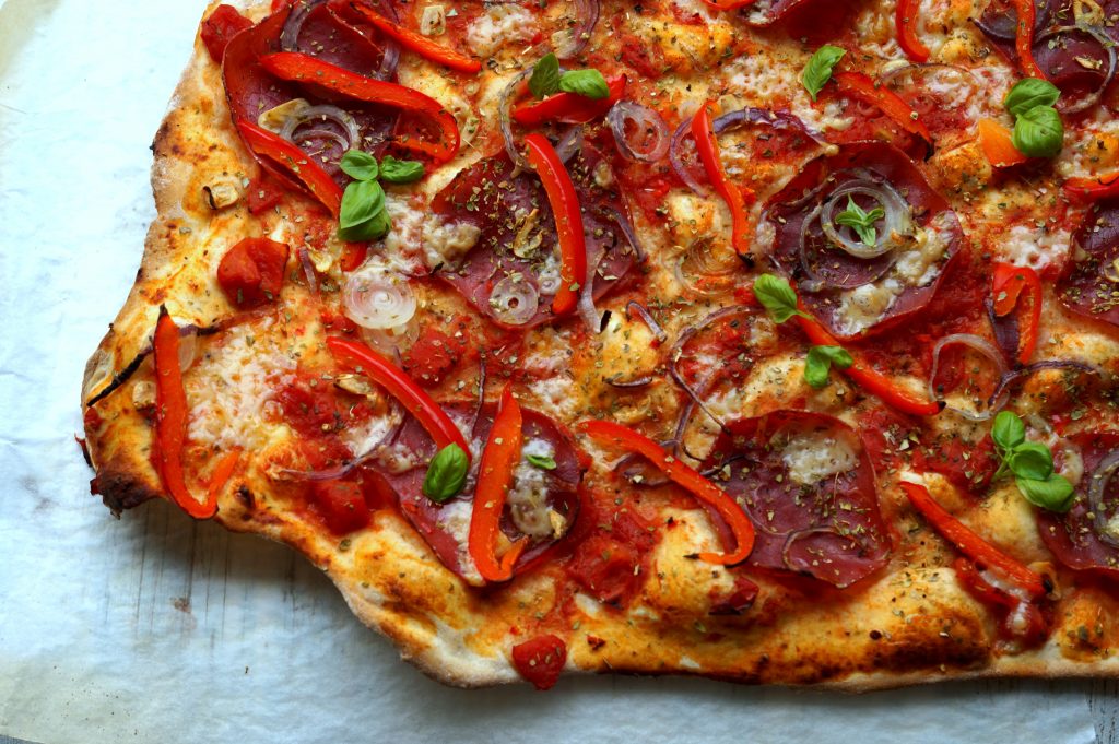 Pizza med bresaola, peberfrugt og masser af hvidløg Julie Bruun